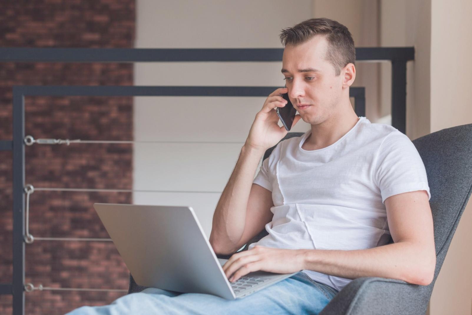 Équipe corynoxelia travaillant sur l'analyse de données financières dans nos bureaux d'Elliot Lake