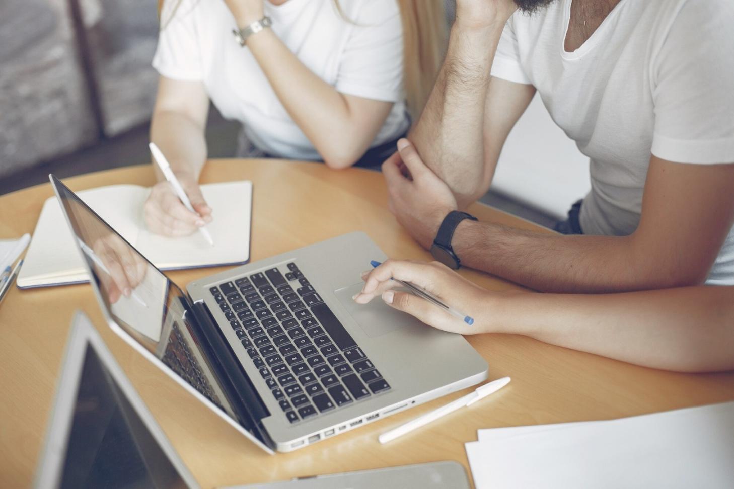 Bureau de consultation moderne avec vue sur la ville